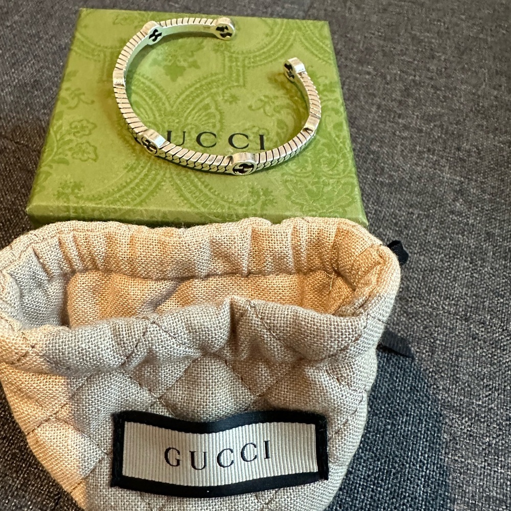 Gucci Interlocking G Cuff Bracelet Size 17